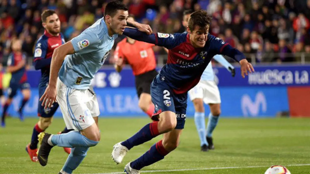 Maxi López y Mantovani disputan un balón. JAVIER BLASCO (EFE)