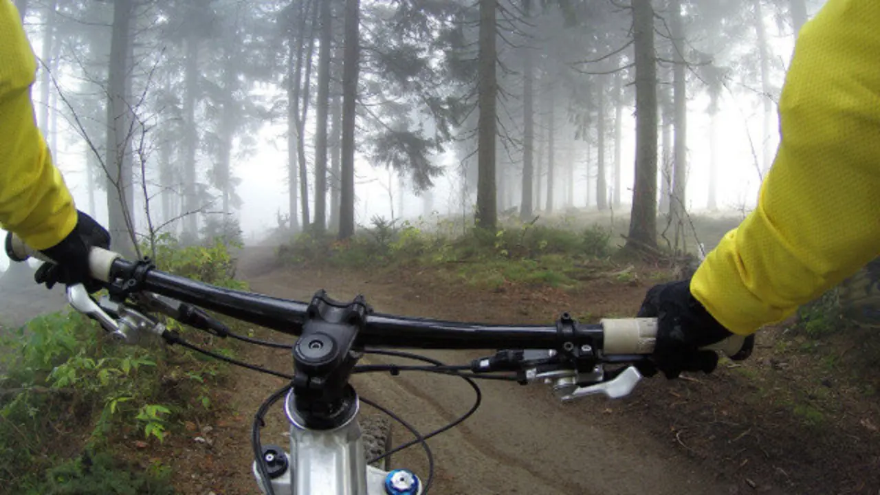 Paseo en bicicleta el&eacute;ctrica por el monte. EP