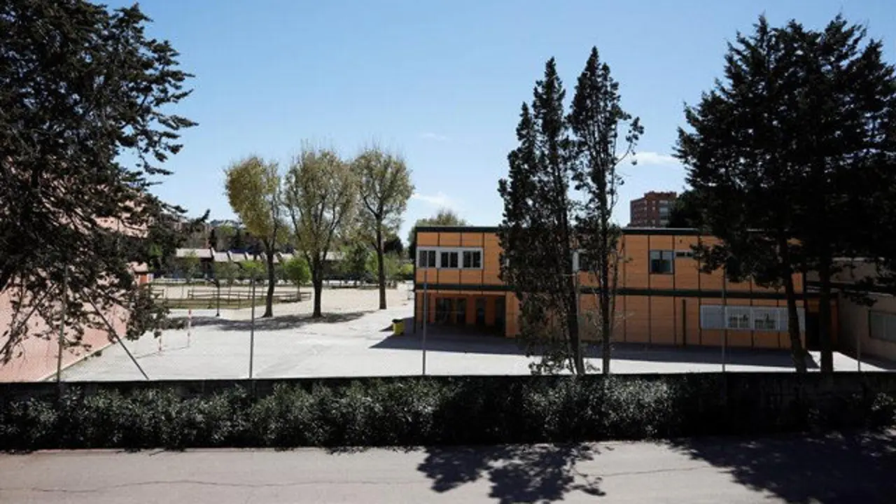 El instituto de Usera donde se investigan las causas del suicidio de un menor. DAVID FERNÁNDEZ