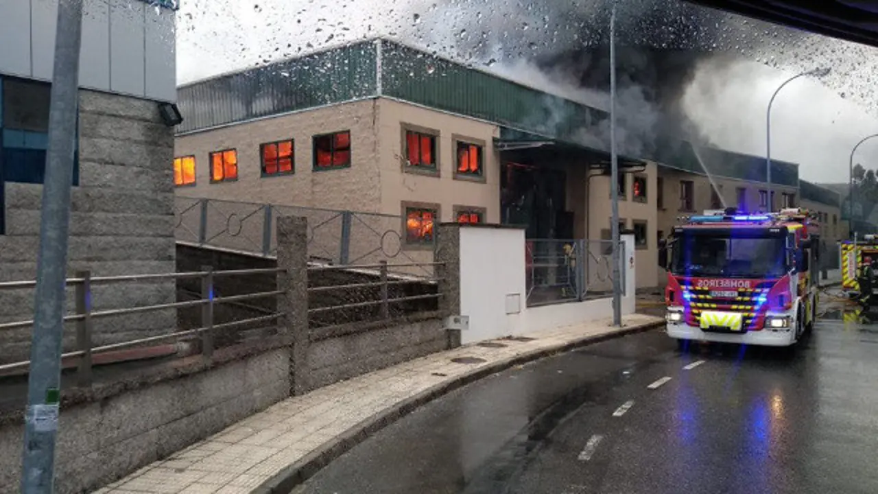 Incendio en una nave industrial en Vilagarcía de Arousa. PROTECCIÓN CIVIL