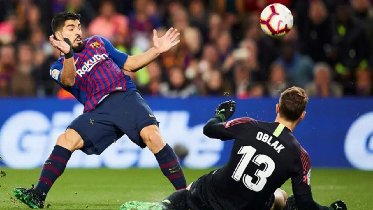 Luis  Suárez (i), ante el guardameta esloveno del Atlético de Madrid, Jan Oblak. ALEJANDRO GARCÍA