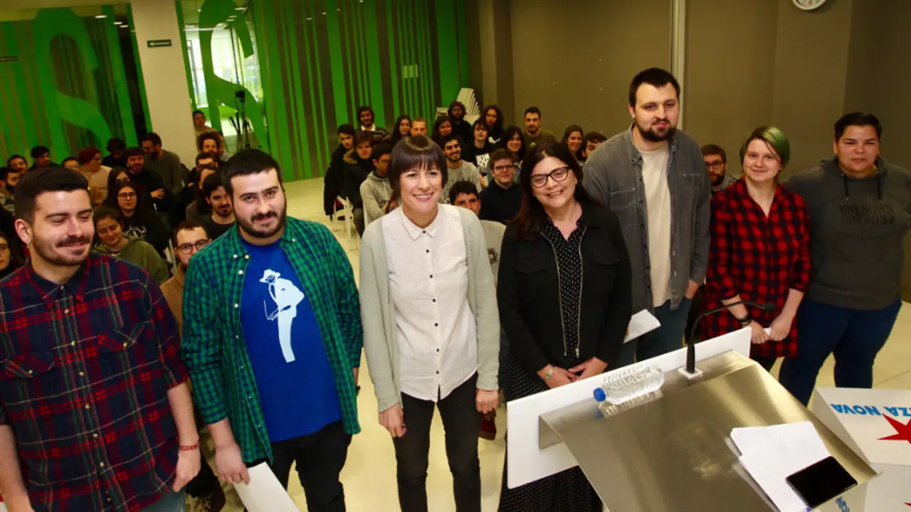 Pontón y Carme da Silva en un acto con jóvenes de Galiza Nova en Pontevedra. RAFA FARIÑA