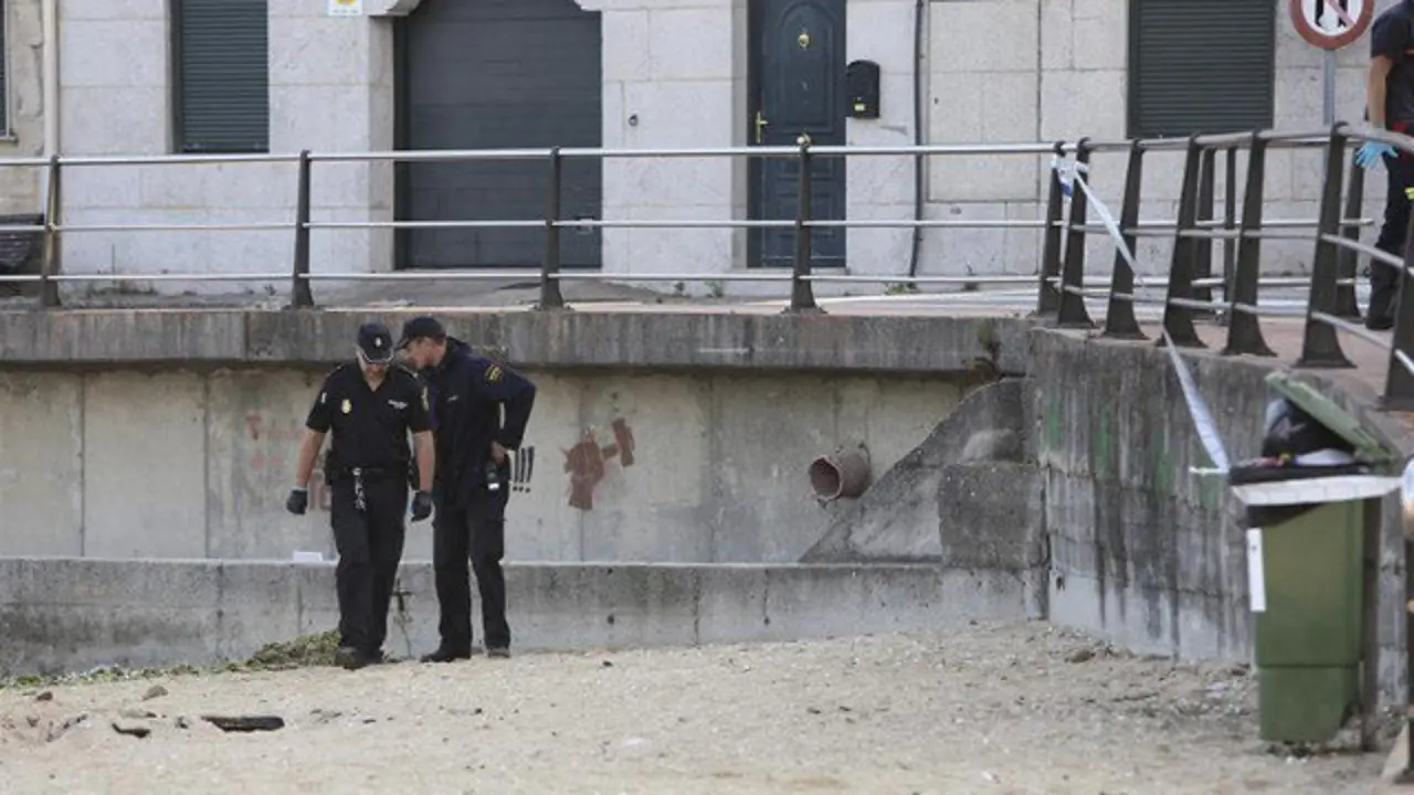 Dos agentes de la Policía Nacional en la playa de playa de Arealonga en Chapela, Redondela, tras el suceso. ADP