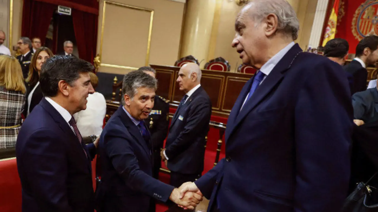 El exdirector general de la Policía, Ignacio Cosidó, saluda al exministro de Interior Jorge Fernández Díaz. AEP