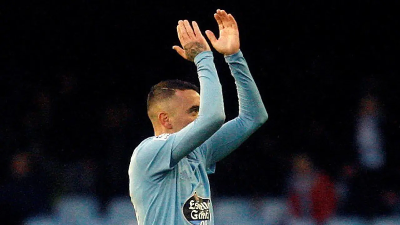 Iago Aspas aplaude en Balaídos. SALVADOR SAS (Efe)