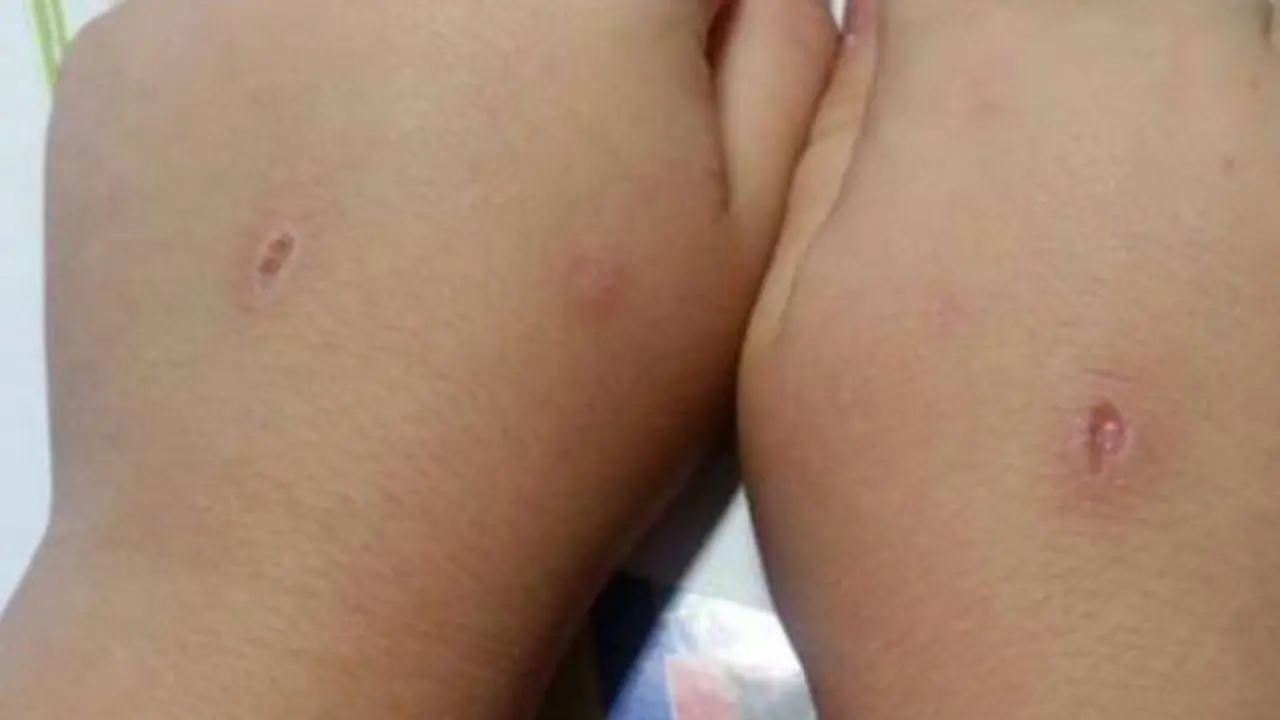 Manos de un menor tras el 'Abecedario del diablo'. FACEBOOK