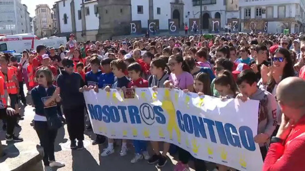 Caminata solidaria en Betanzos para recaudar fondos para Noel. TVG