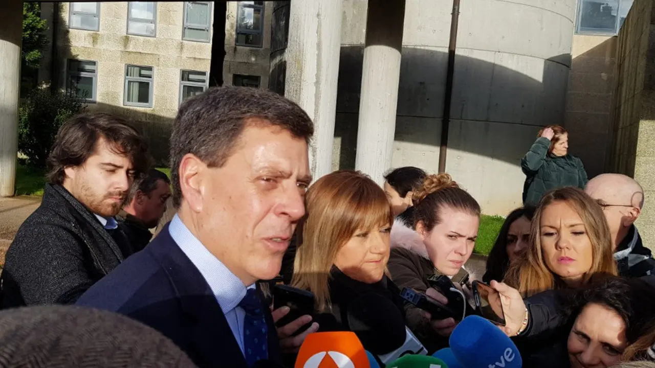 Juan Carlos Quer, junto a la madre de la joven que El Chicle intentó secuestrar en Boiro. A.V.