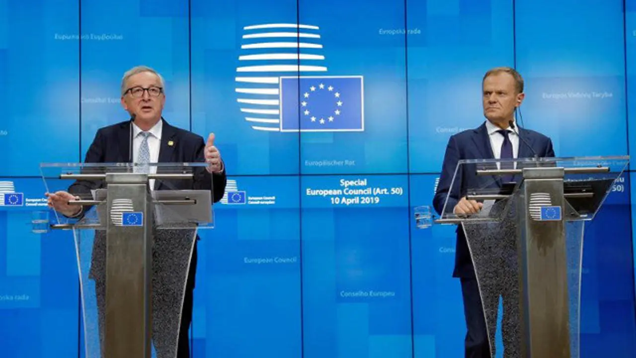 Donald Tusk (d) y Jean-Claude Juncker. EFE