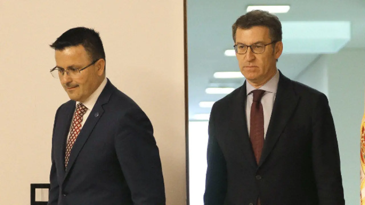 O presidente da Xunta, Alberto Núñez Feijóo e o conselleiro de Medio Rural, José González, durante a rolda de prensa posterior ao Consello. LAVANDEIRA JR (EFE)