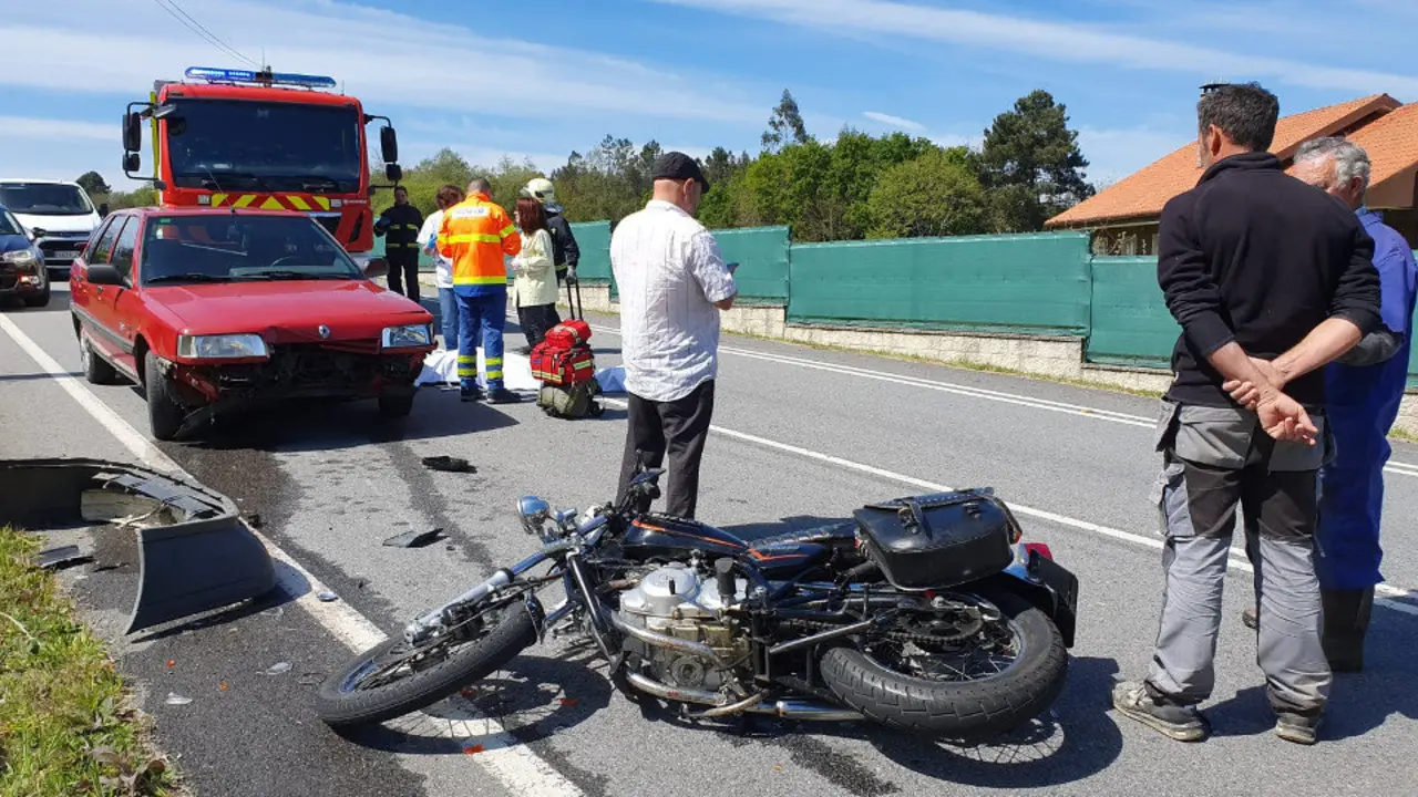 Efectivos de emergencias, en el lugar del siniestro mortal. PATRI FIGUEIRAS