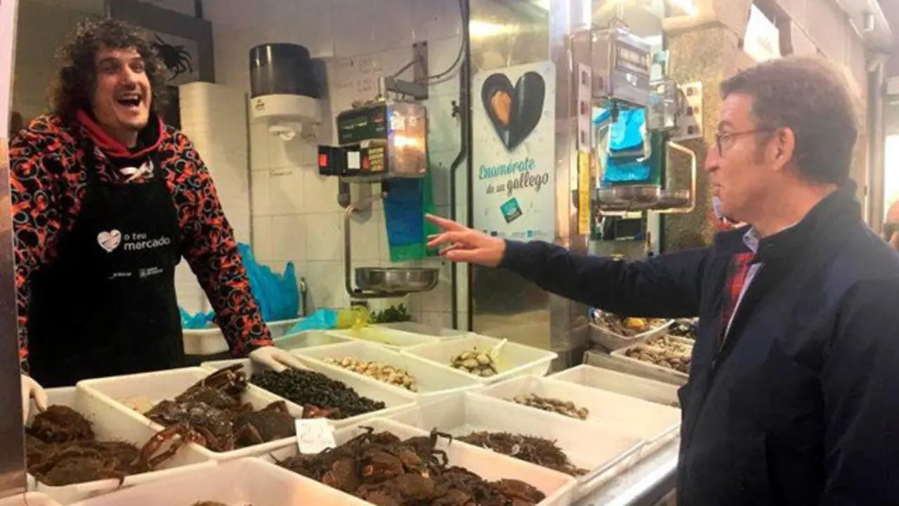 Núñez Feijóo en la plaza de Abastos de Santiago MAR SÁNCHEZ SIERRA