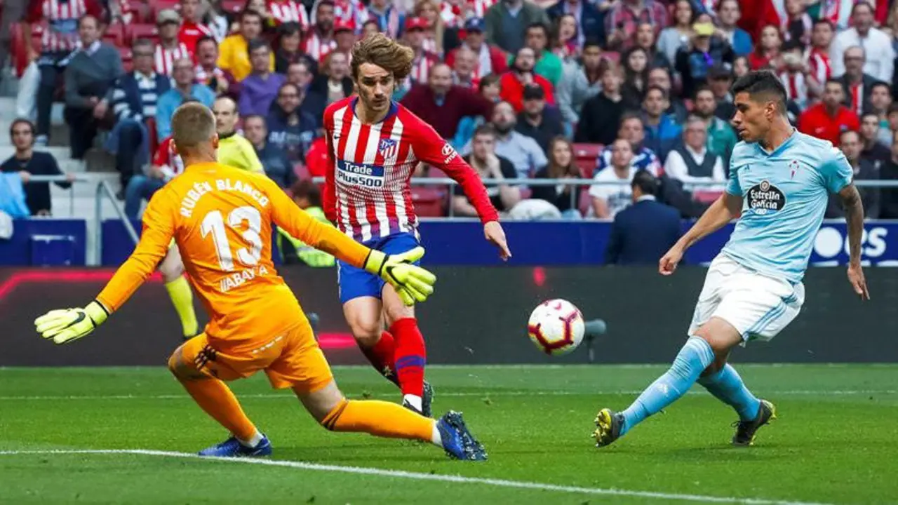 Griezmann remata a puerta ante Rubén Blanco y Lucas Olaza. EFE