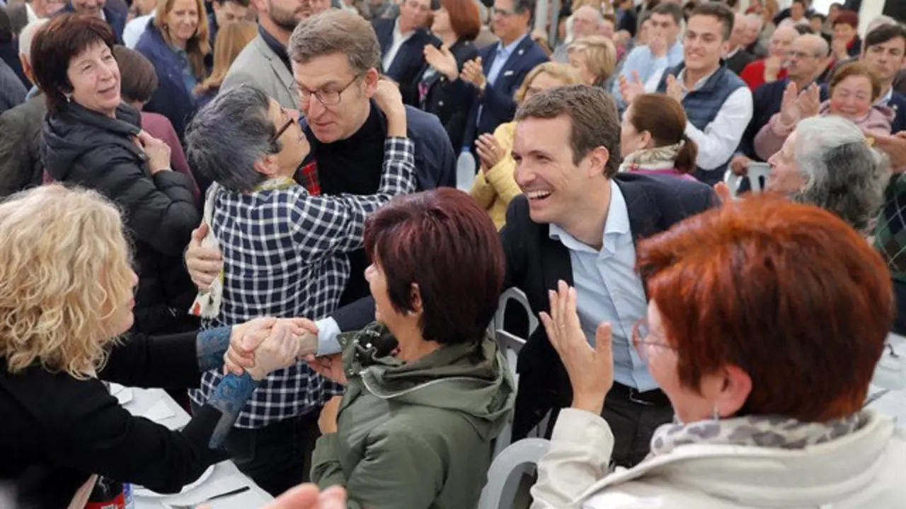 Feijóo y Casado saludan a simpatizantes. LAVANDEIRA JR. (EFE)