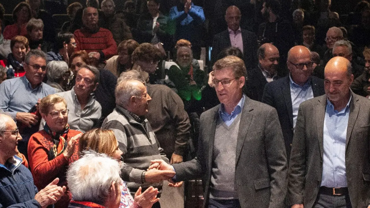 Feijóo, en un acto de campaña junto al alcalde de Celanova.BRAIS LORENZO (Efe)