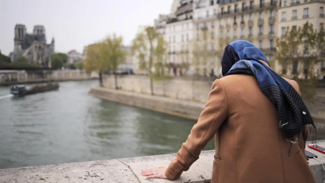 Catedral de Notre Dame al fondo. CHRISTOPHE PETIT TESSON (EFE)