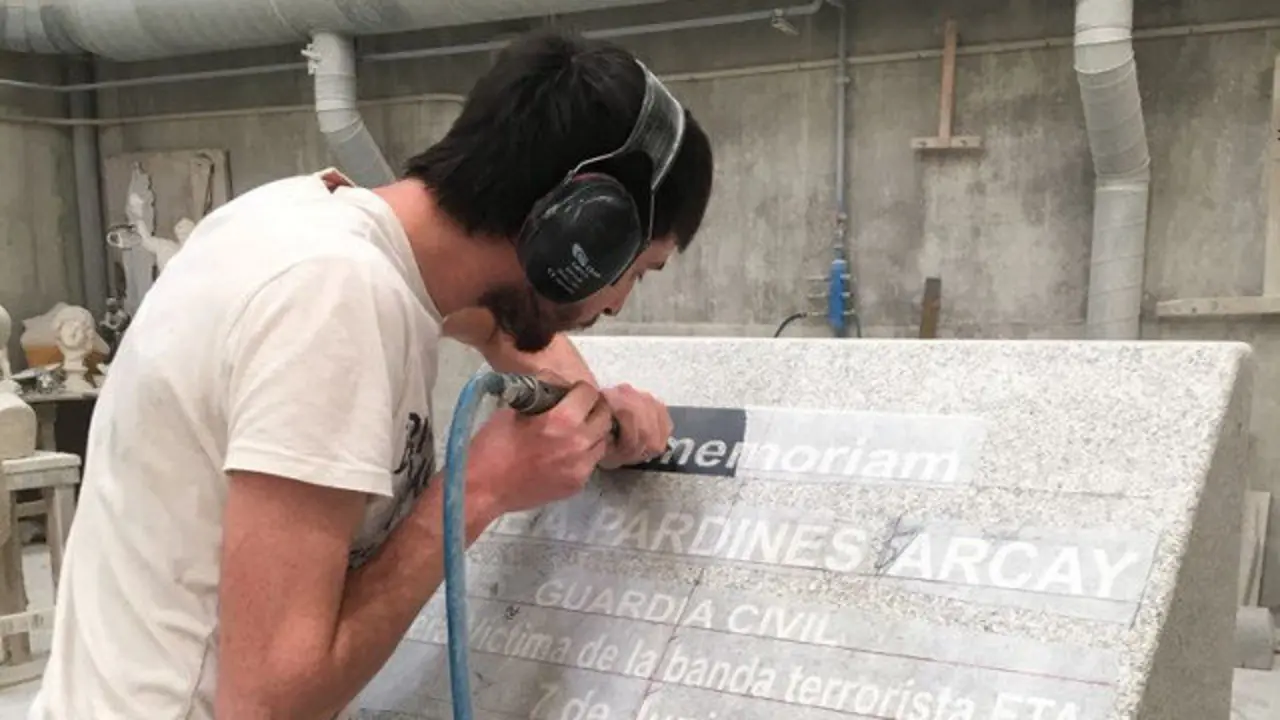 Un canteiro junto a la pieza. DP