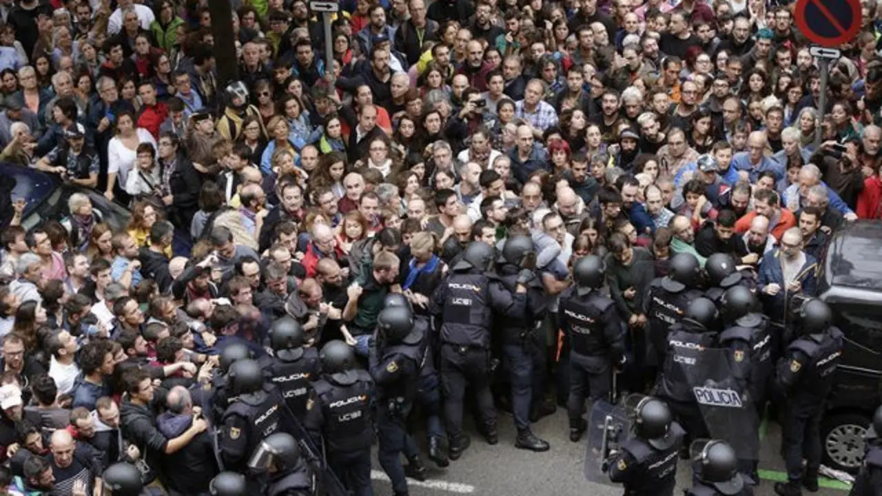 Tensión entre a Policía e os votantes o 1-O.AEP