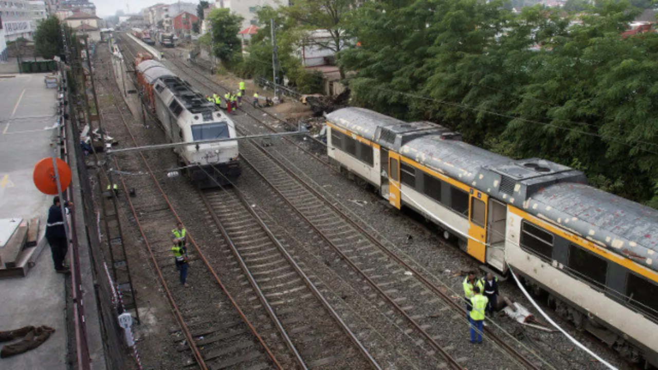Varios operarios junto al tren que descarriló en O Porriño. ARCHIVO