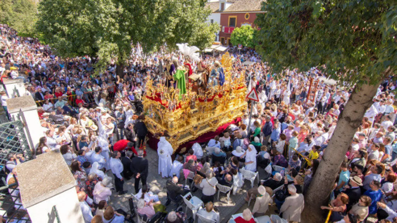 Un paso de Semana Santa en Sevilla. RAÚL CARO