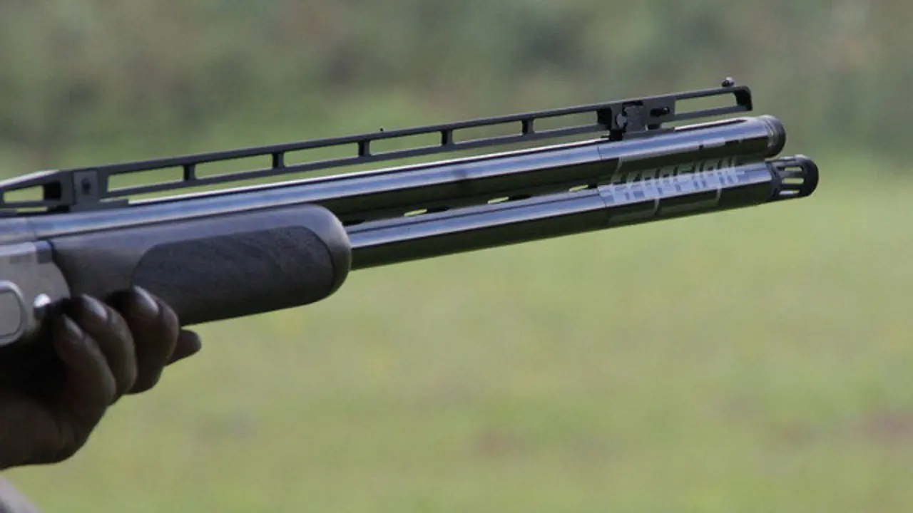 Un hombre porta una escopeta