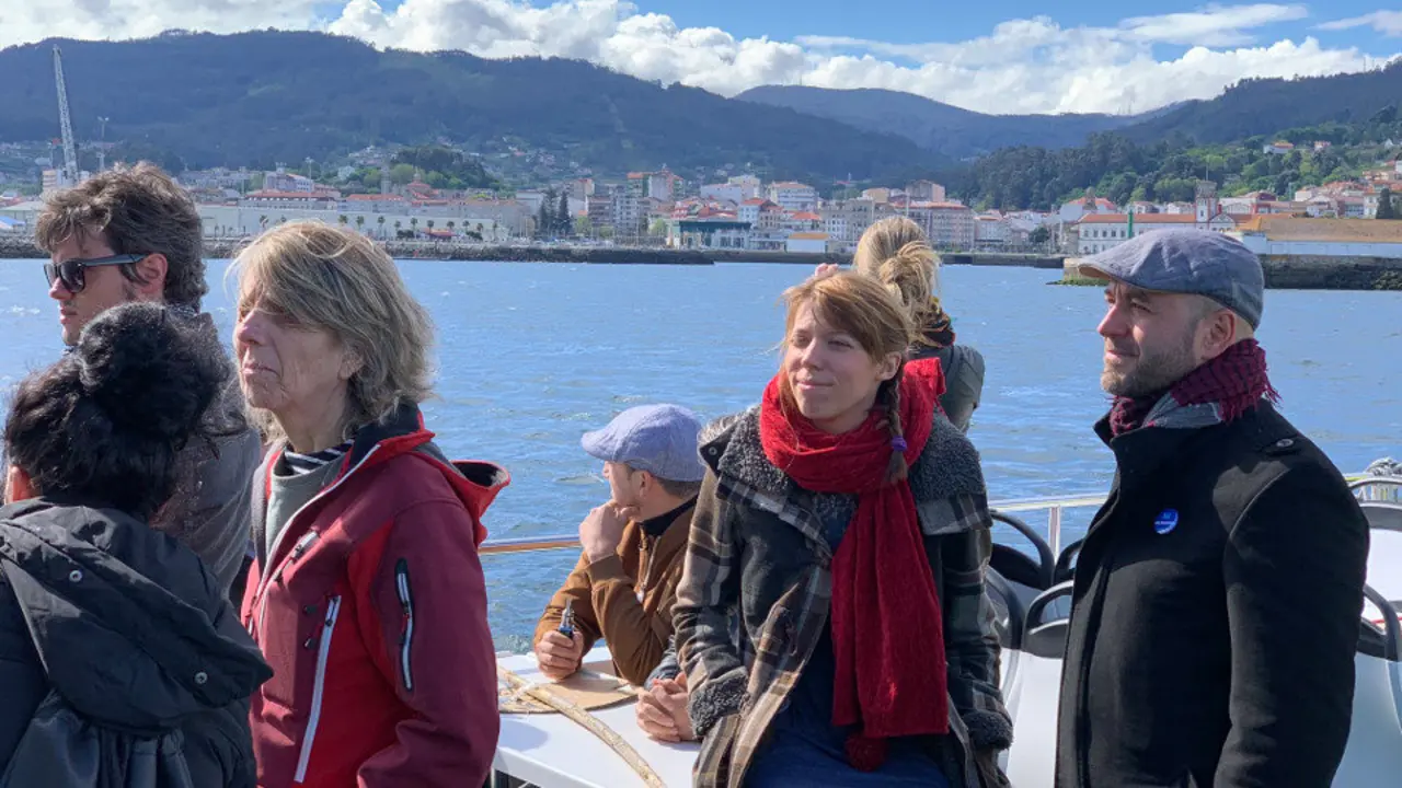 Villares y Malvido, junto a otros miembros del partido, durante el paseo por la ría de Pontevedra. EN MAREA