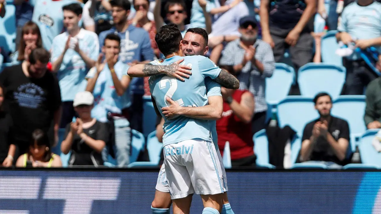 Aspas se abraza con Hugo Mallo después de marcar el primer gol del partido. SALVADOR SAS (EFE)