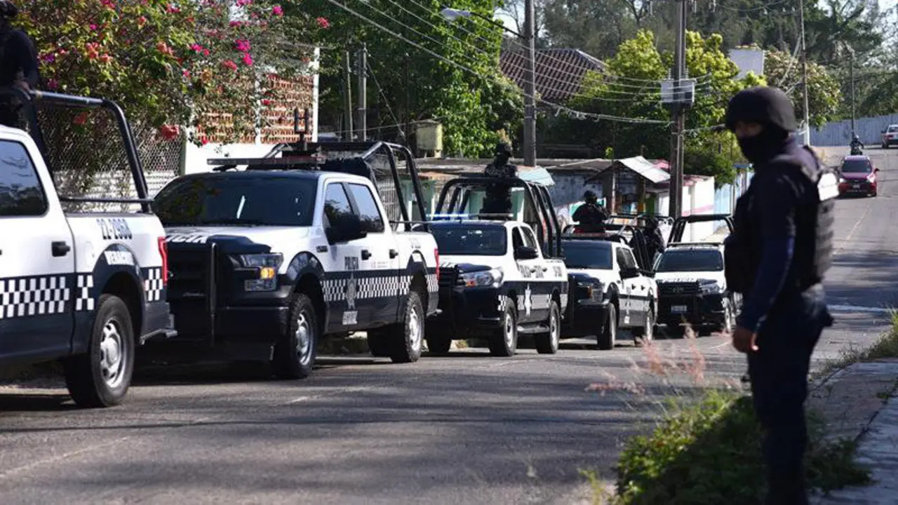 Miembros de la policía mexicana montan guardia este sábado en la ciudad de Minatitlán tras la matanza ocurrida este sábado durante una fiesta. EFE