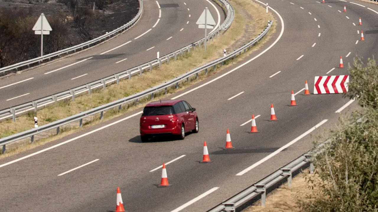 Un coche circula por la A-52. BRAIS LORENZO (EFE)