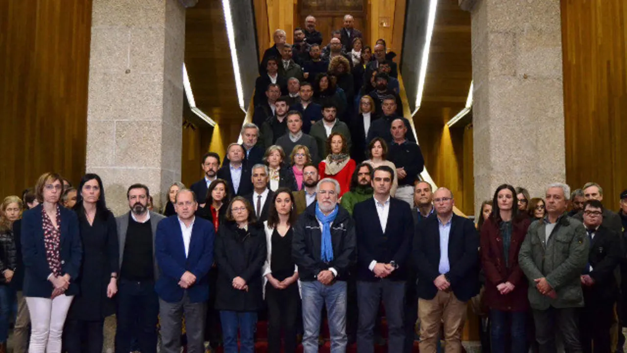 Minuto de silencio no Parlamento en memoria de María González Vicente e Alberto Chaves. PEPE FERRÍN