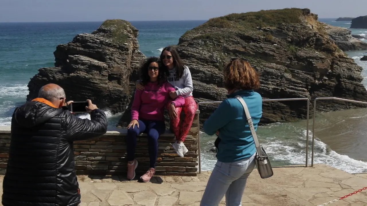 Ademais de Viveiro e a Ribeira Sacra, a ribandense praia das Catedrais foi un dos lugares máis visitados da provincia de Lugo. J.Mª. ALVEZ