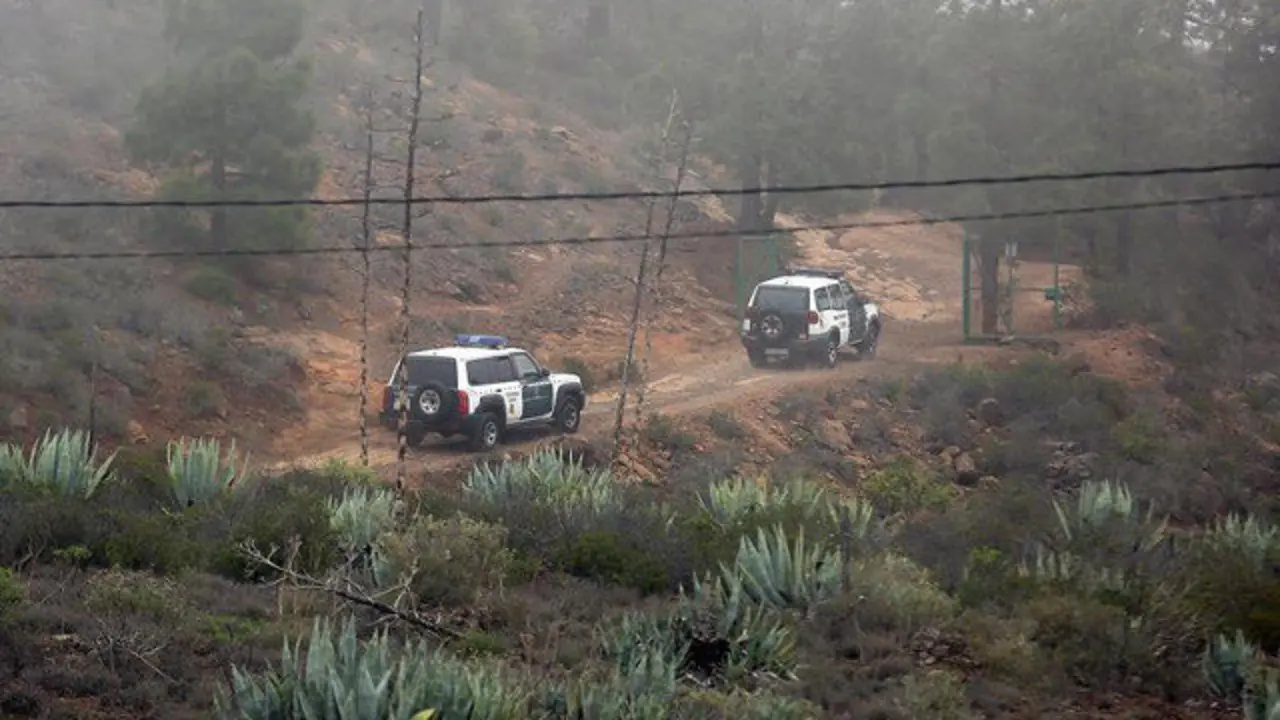A Garda Civil, na zona na que se buscaba á nai e ao fillo desaparecidos. CRISTOBAL GARCÍA