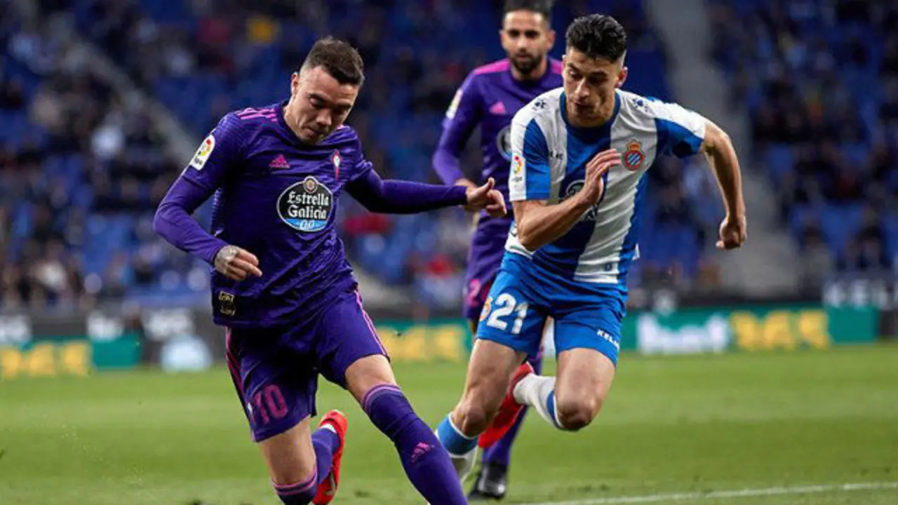 Iago Aspas disputa un balón con Marc Roca. ALEJANDRO GARCÍA