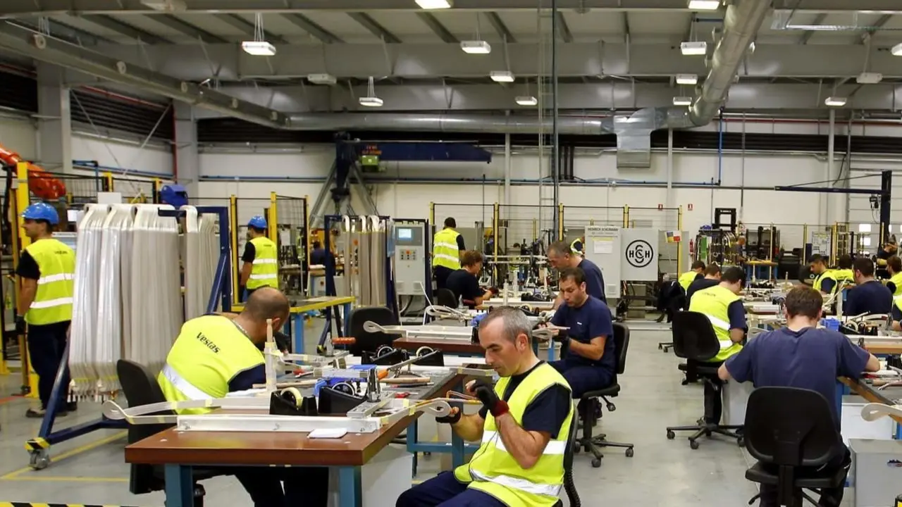 Trabajadores en una fábrica. AEP