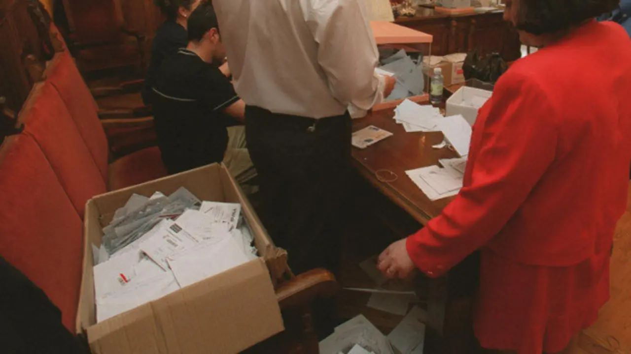 Recuento de votos emitidos desde el exterior en las autónomicas de 1999. ARCHIVO