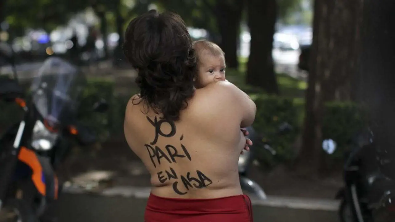Unha muller, nunha manifestación a favor de parir na casa. EFE