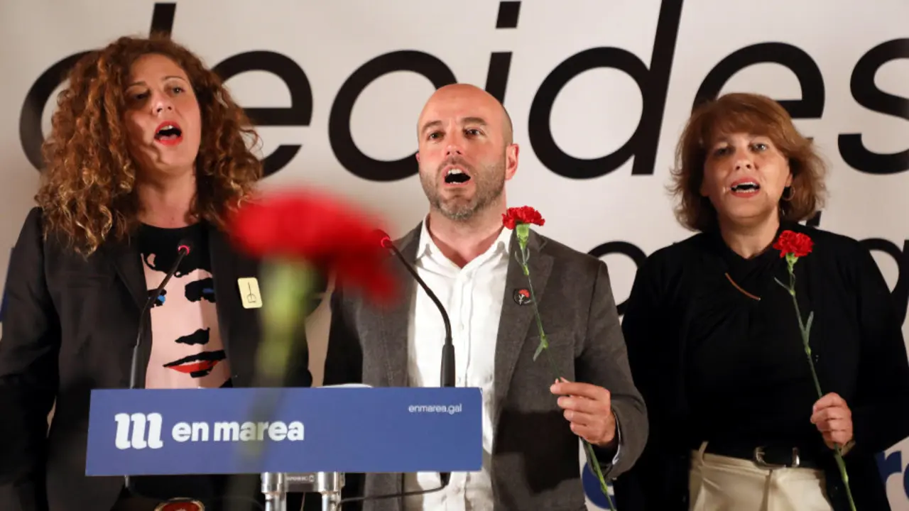 El portavoz de En Marea Luís Villares por Ana Seijas y Alba Nogueira, en Santiago. XOÁN REY (EFE)