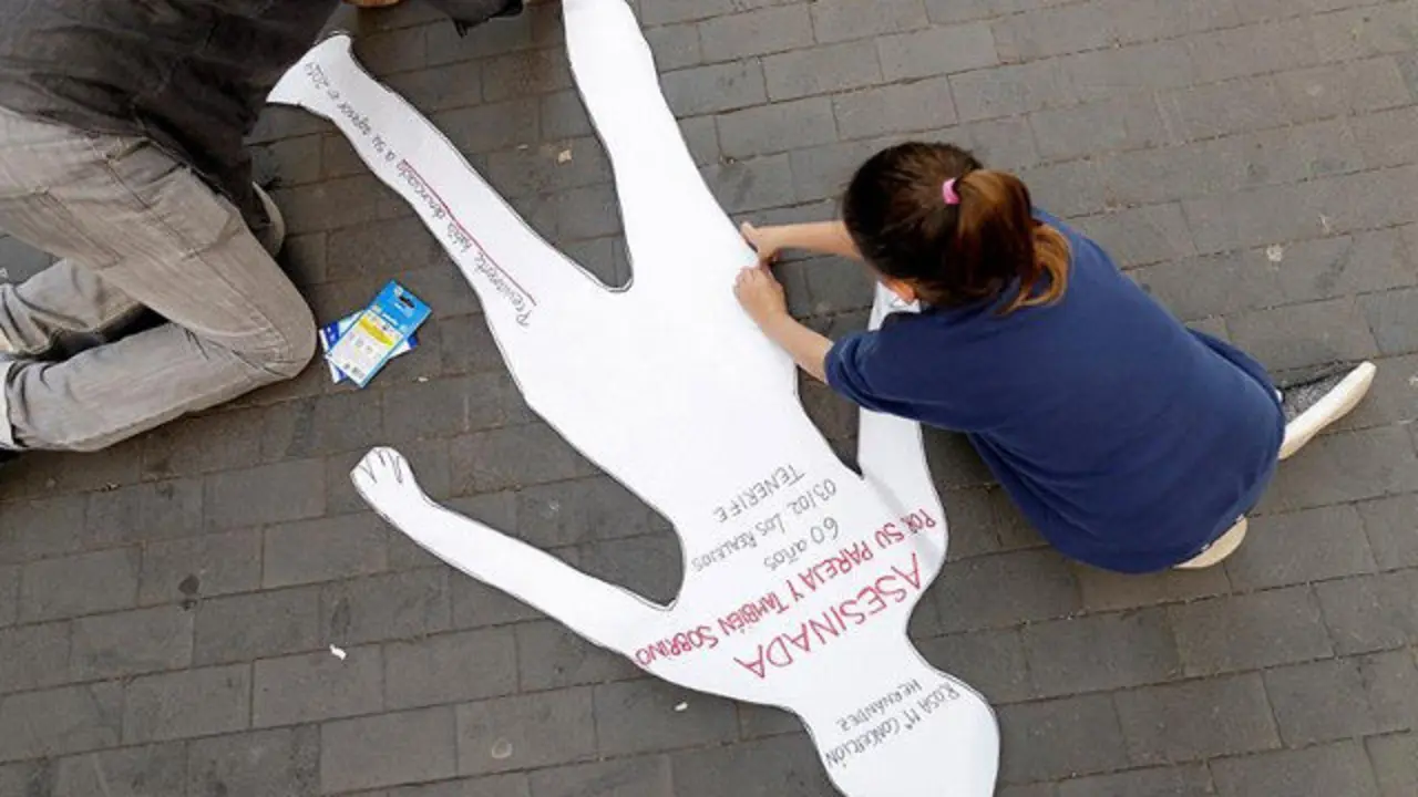 Protesta en Santa Cruz de Tenerife por el asesinato de una mujer y su hijo a manos del marido. EFE