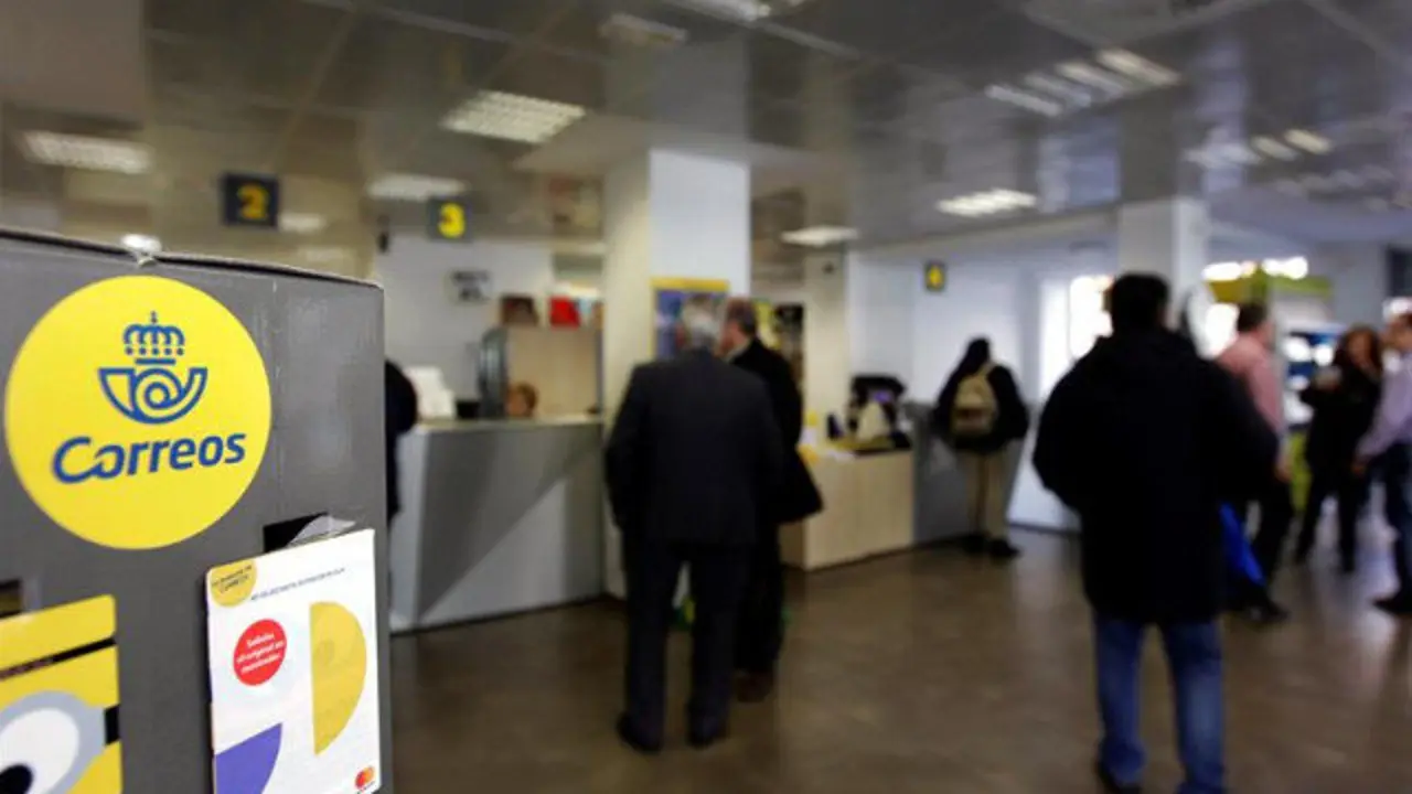 Interior de una oficina de Correos. EFE