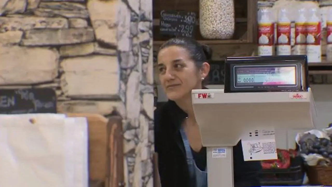 Ana Devesa, en su frutería de Vilagarcía. TVG