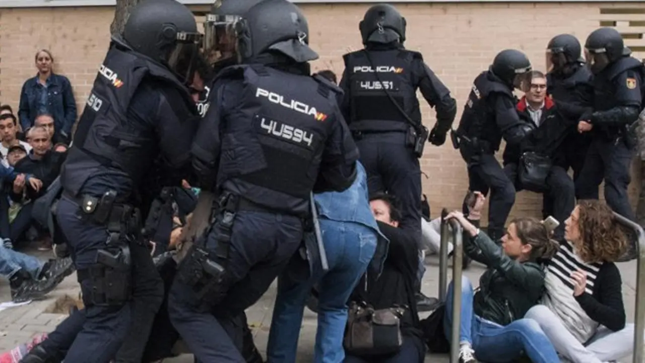 Agentes de Policía, durante los sucesos del 1-O.AEP