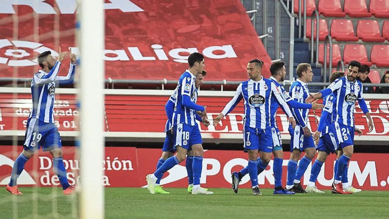 Os xogadores do Deportivo celebran un gol. TWITTER
