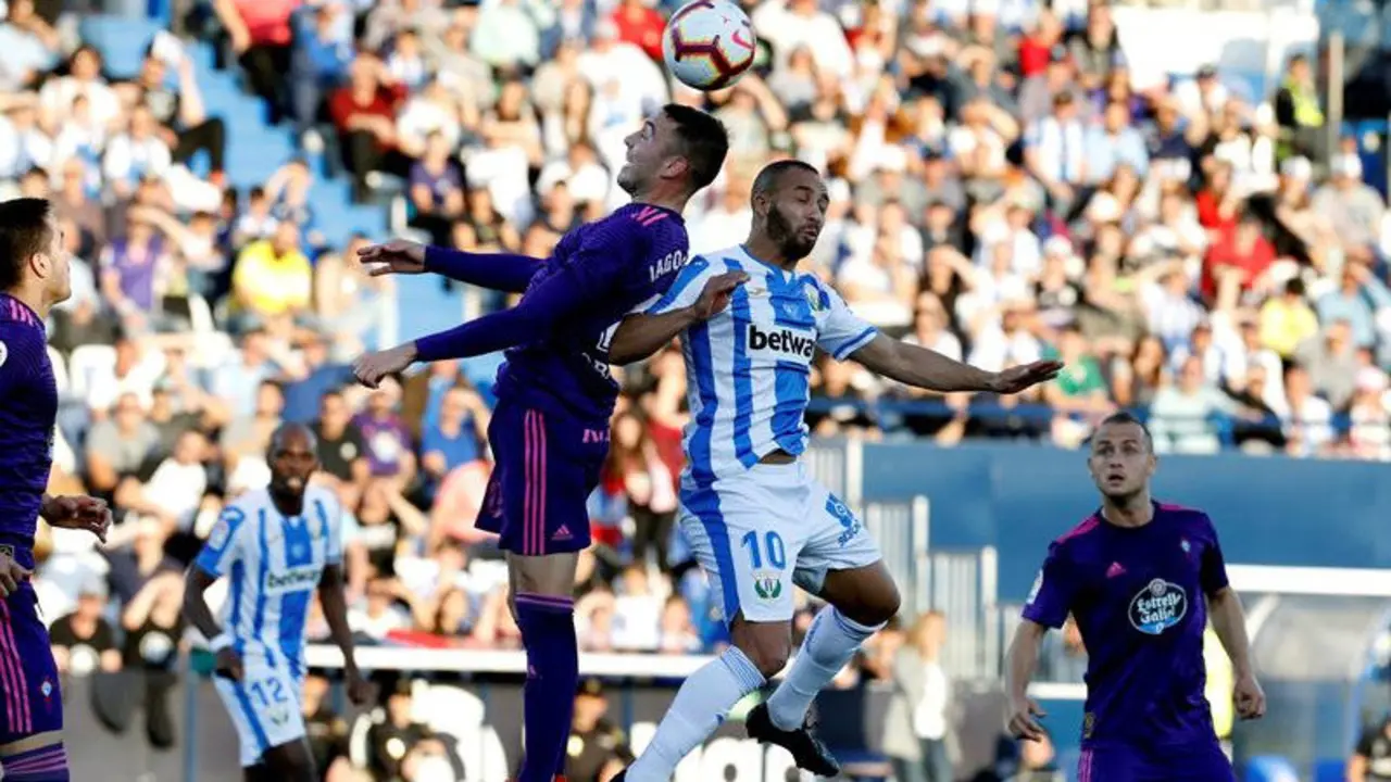 Aspas y El Zhar pugnan por un balón. JUAN CARLOS HIDALGO, EFE