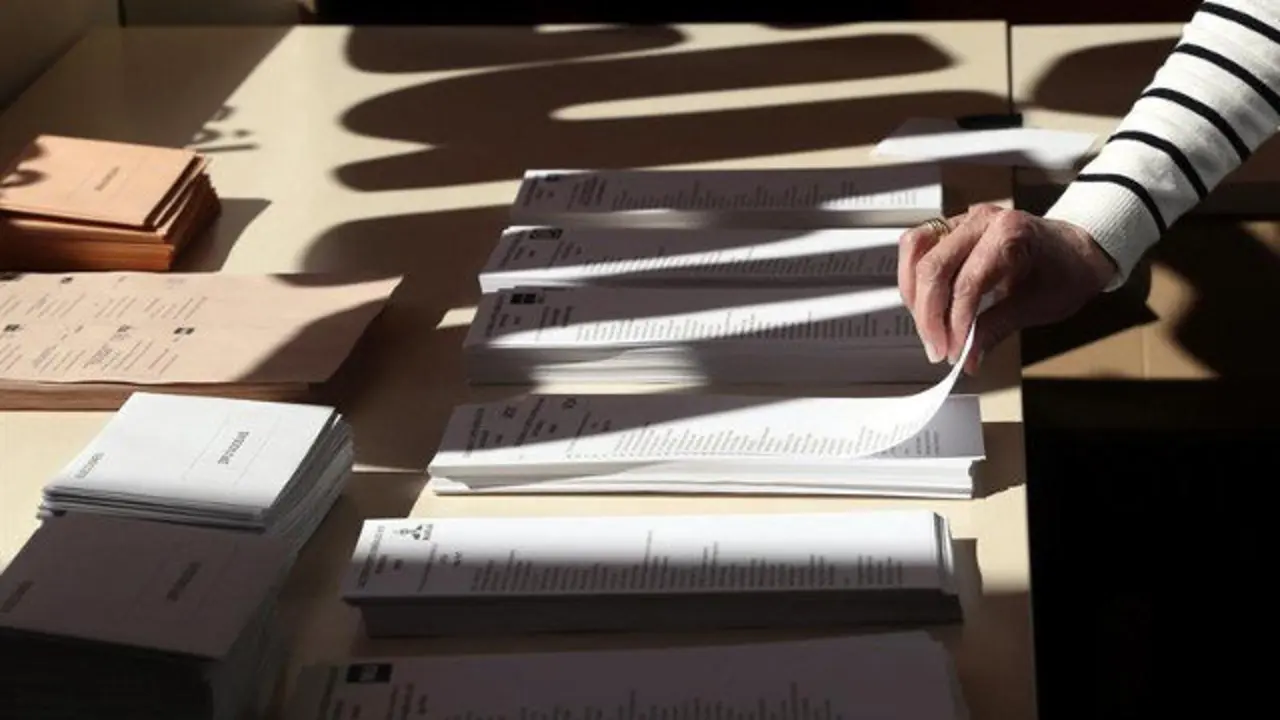 Elección de papeleta en las elecciones. J.J.GUILLÉN (EFE)