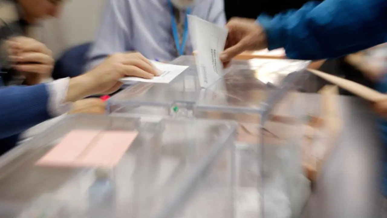 Una mesa electoral ANA ESCOBAR