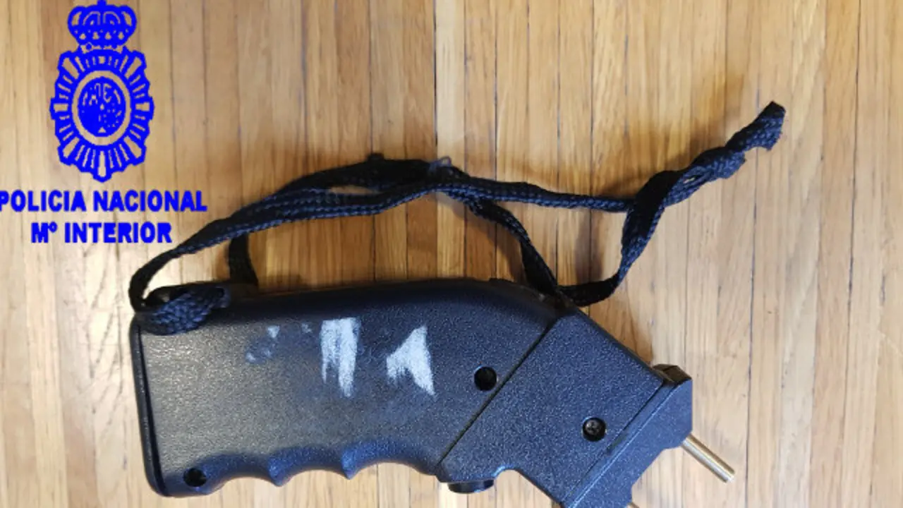 La pistola Taser intervenida. DP