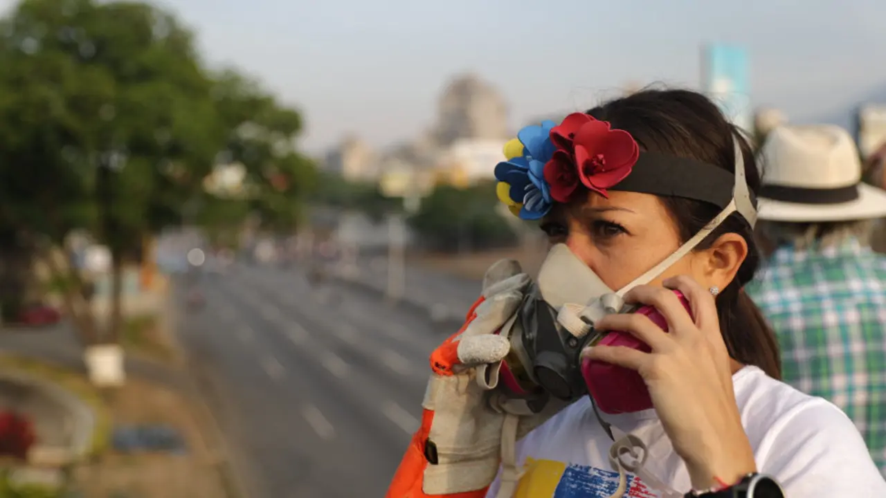 Una mujer, simpatizante de Guaidó, participa en el corte de la vía pública. MANUEL GUTIÉRREZ (Efe)