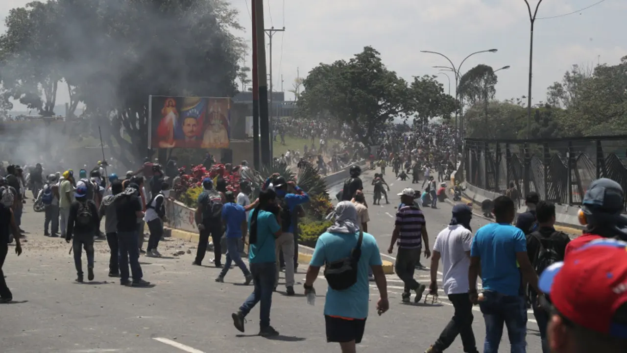 Miles de simpatizantes de Gauidó, durante uno de los momentos de tensión vividos en las inmediaciones de La Carlota. MIGUEL GUTIÉRREZ (Efe)