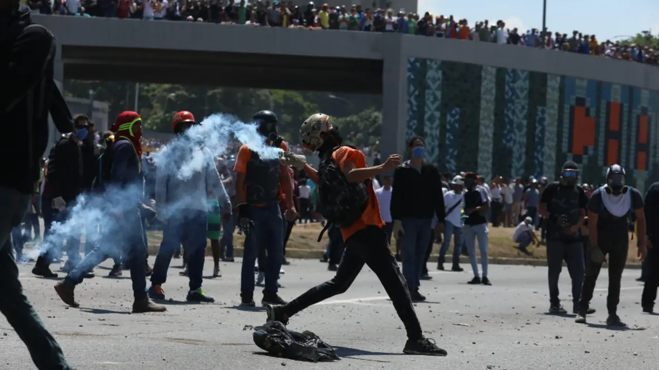 Disturbios jutno a la base de La Carlota.MIGUEL GUTIÉRREZ (Efe)