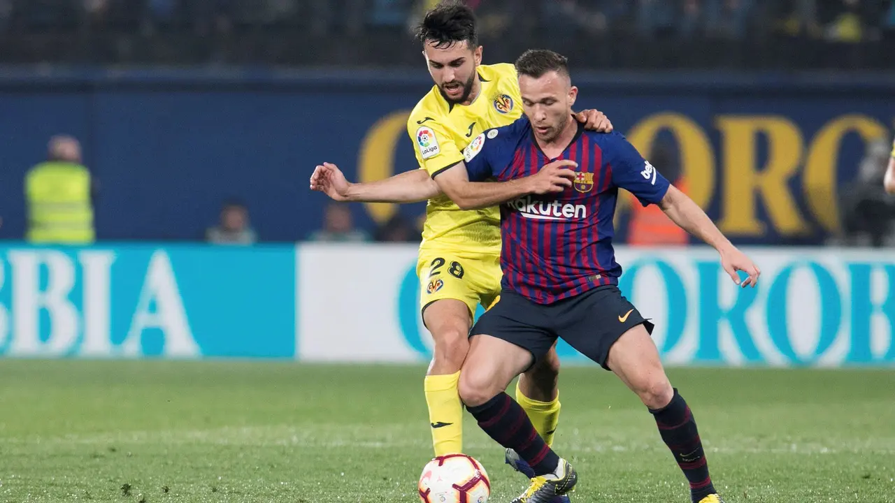 Arthur protege un balón ante Morlanes en un partido ante el Villarreal. DOMENECH CASTELLÓ (EFE)
